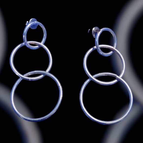 unbranded Jewelry - vintage stainless steel silver tone three circle of life earrings